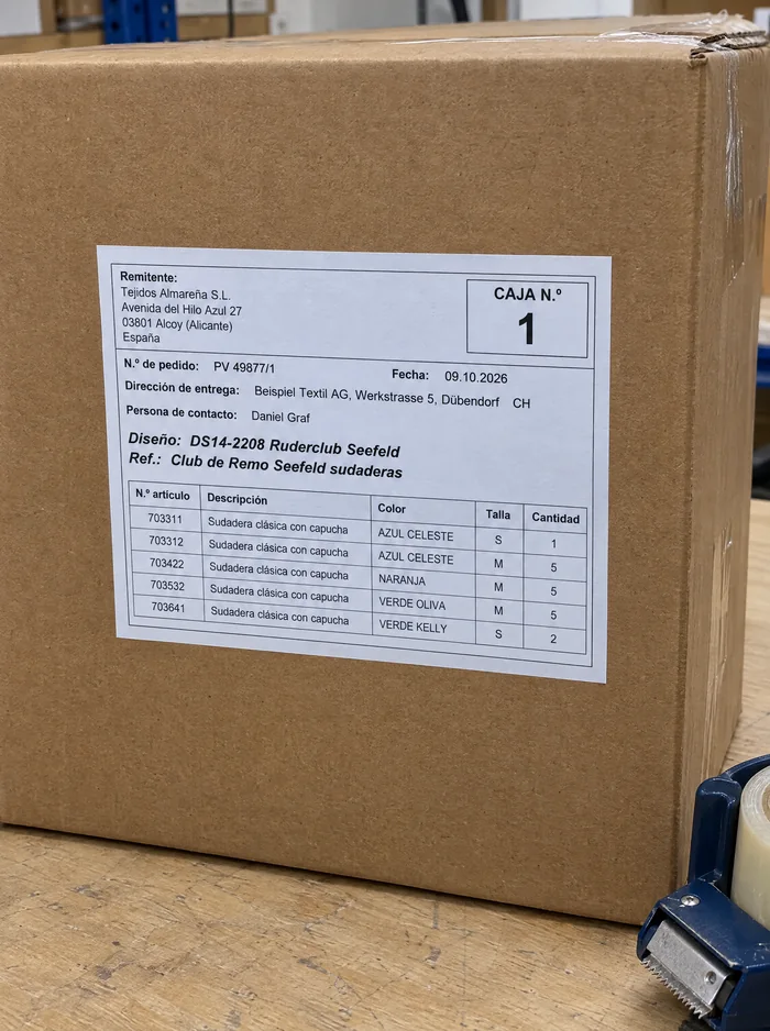 Spanisches Etikett: Pedido PV 49877/1, Caja 1, Sudadera clásica con capucha in vier Farben