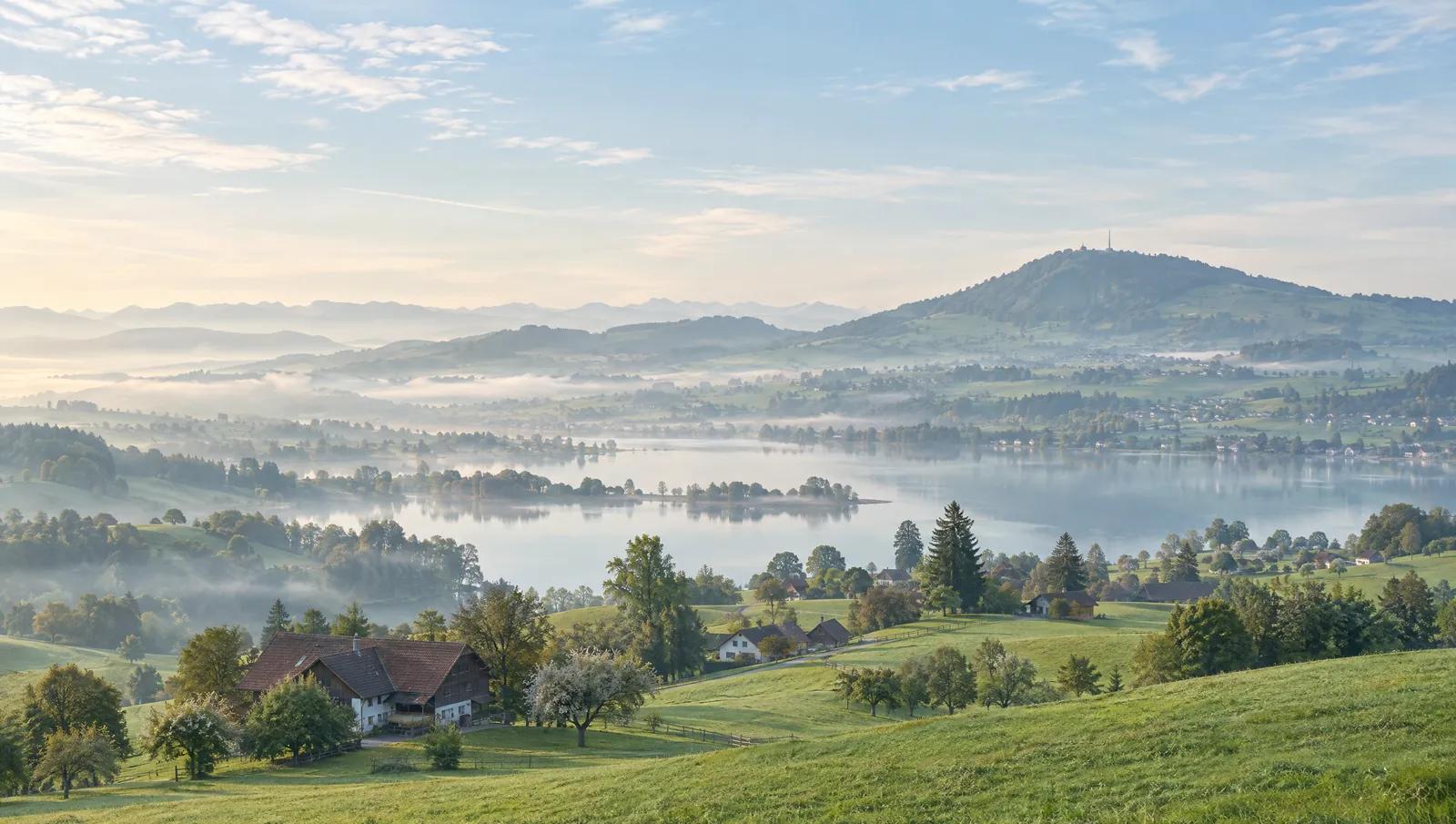 Morgenstimmung über dem Pfäffikersee im Zürcher Oberland, im Hintergrund der Bachtel